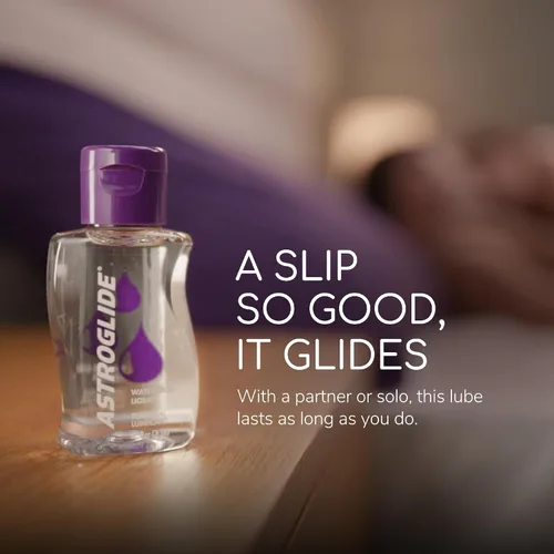 Vista 2 de Astroglide Lubricante a base de agua (2.5 onzas), lubricante personal líquido para hombres, mujeres y parejas, seguro para juguetes, tamaño apto