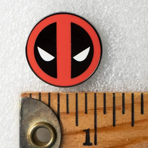 Vista 3 de Ata-Boy Marvel Comics Deadpool Logo 1" Pin esmaltado a todo color, Esmalte, Sin gemas.