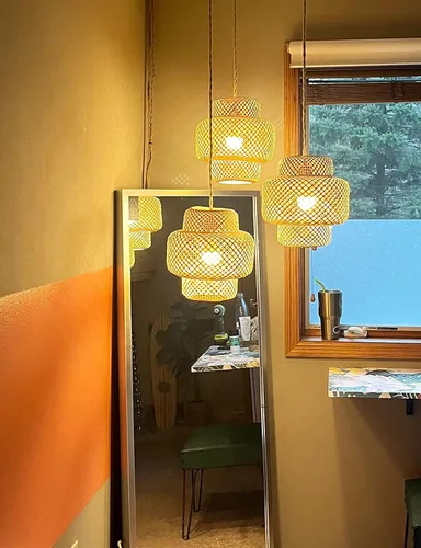 Vista 3 de Lámpara colgante de ratán para enchufar, con cable de enchufe, lámpara colgante de bambú regulable, tejida a mano estilo bohemio, pantalla