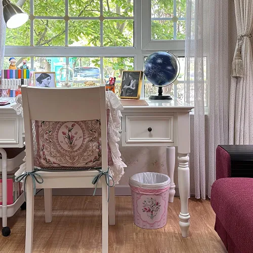 Vista 3 de Bote de basura de cuero rosa con rosas para dormitorio, impermeable, redondo, contenedor de basura para dormitorio, oficina, cocina, sala de estar