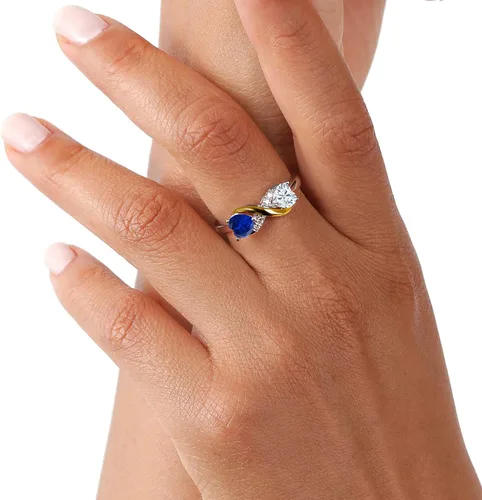 Vista 5 de Anillo de plata de ley 925 y oro amarillo de 10 quilates con forma de corazón azul creado y moissanita clásica para siempre de Charles & Colvard
