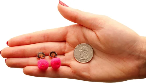 Vista 4 de Disney Pendientes Encanto - Aretes Mirabel con pompones rosados - Aretes de Disney para niñas, Metal, No es una piedra preciosa