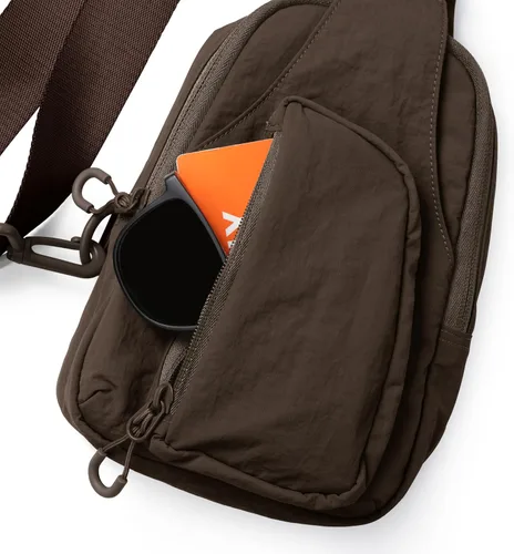 Vista 4 de ODODOS Bolso bandolera diario con correas ajustables, bolso cruzado en el pecho, mochila pequeña ligera para viajes casuales y senderismo