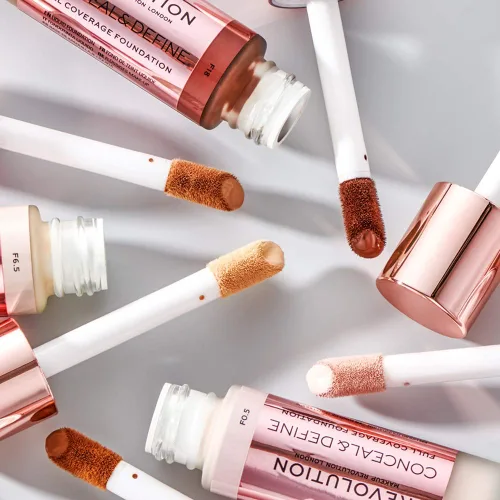Vista 6 de Makeup Revolution Corrector para ocultar e hidratar, cobertura completa y acabado mate, C14 para tonos de piel oscuros, vegano y libre de crueldad