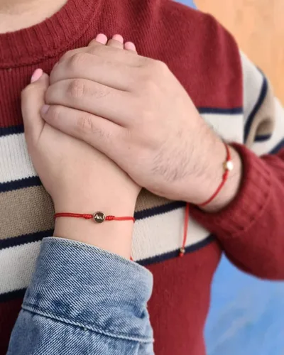 Vista 5 de 2 pulseras de cuerda roja con iniciales, cadena roja del destino, personalizadas para parejas, novios, maridos, mejores amigos, pulsera BFF - Tutti