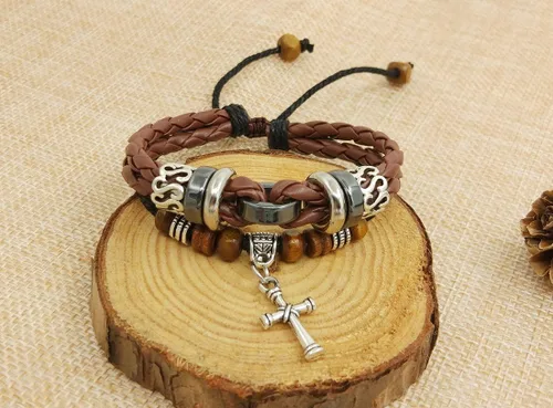 Vista 4 de Suyi brazalete ajustable con varias capas, de cuero tejido trenzado con cruz. Pulsera tipo esclava.