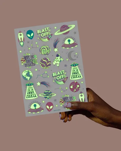 Vista 6 de xo, Fetti Space + Planets - Tatuajes temporales que brillan en la oscuridad para niños, 50 piezas, suministros de fiesta de cumpleaños