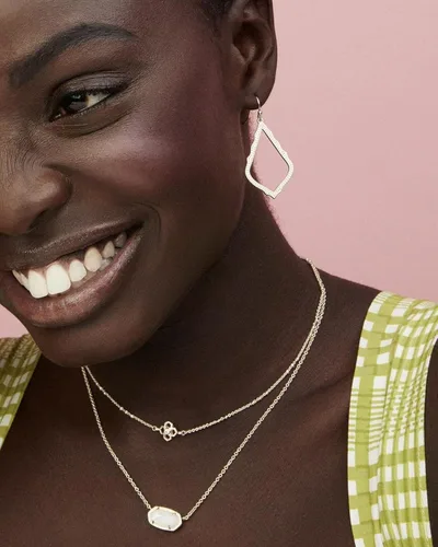 Vista 4 de Collar con dije Kendra Scott Elisa para mujer, joyería de moda, chapado en oro de 14quilates