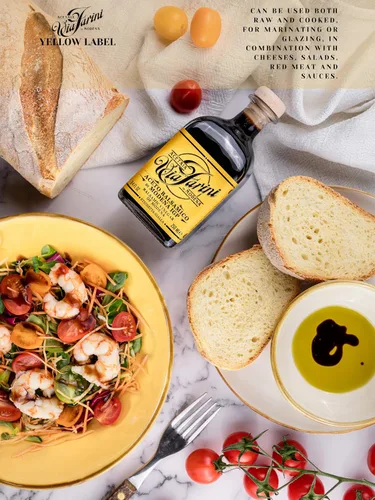 Vista 4 de Via Farini Yellow Label Aceto Balsamico Di Modena IGP Vinagre de vino balsámico italiano envejecido 8.45 onzas líquidas con caja de regalo