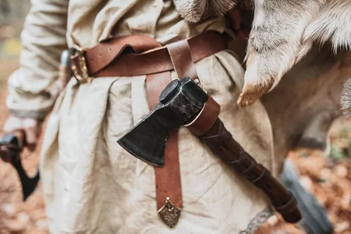 Vista 6 de Norse Tradesman Hacha de lanzamiento vikingo de 14 pulgadas, hacha nórdica totalmente afilada, cabeza de hacha de acero al carbono con punto de cruz