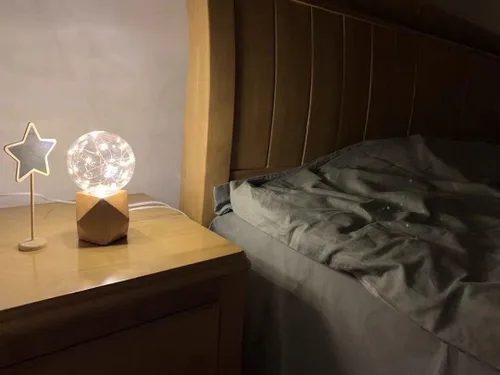 Vista 4 de Lámpara de mesa pequeña de madera Edison bombilla regulable lámpara de escritorio E26 60W luz nocturna industrial boho deco para dormitorio, sala