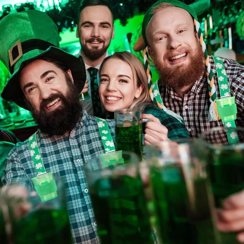 Vista 4 de Geyoga 3 juegos de tirantes verdes para el día de San Patricio tirantes elásticos ajustables para hombre con clips trébol con copas y alfileres
