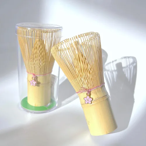 Vista 5 de Batidor tradicional de bambú matcha, Chasen de 120 puntas con dije de Sakura, 4 x 2.5 pulgadas, batidor de té natural para preparación de matcha