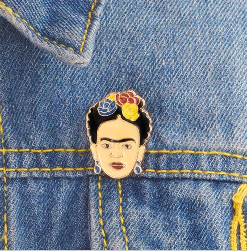 Vista 6 de Flairs New York - Broche de solapa esmaltado hecho a mano, Frida Kahlo la leyenda