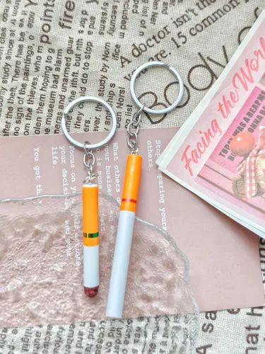 Vista 4 de Llaveros de cigarrillos retro divertidos lindos regalos bolsa encantos llaveros creativos geniales punk Halloween para hombres mujeres cartera
