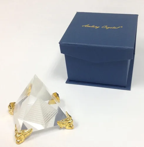 Vista 2 de Amlong Crystal Pirámide de cristal de 2,3 pulgadas en pirámide con soporte dorado