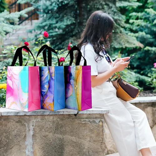 Vista 4 de 18 bolsas de regalo medianas reutilizables con asas, 10.2 x 7.8 x 4 pulgadas, bolsas de regalo de mármol colorido con pañuelos para fiestas