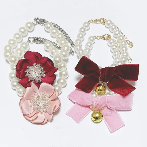 Vista 4 de Collar de perlas para perros y gatos pequeños con flores de cristal y corbatín de terciopelo, 2 piezas, ajustable y hecho a mano, Terciopelo
