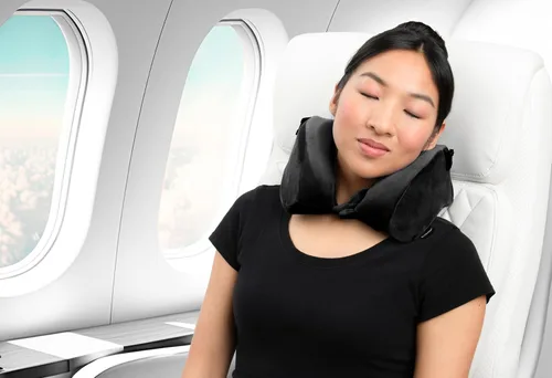 Vista 5 de Brookstone Almohada de viaje de espuma viscoelástica 2 en 1, acogedora almohada de apoyo suave en forma de U para viajes, color negro Compact