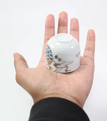 Vista 5 de Juego de sake tradicional japonés de porcelana ~ Juego de 4 tazas 1 decantador de sake japonés/inauguración de la casa/regalo/regalo
