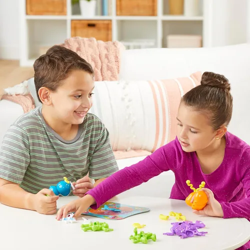 Vista 6 de Hasbro Gaming Cootie - Juego de construcción de insectos para mezclar y combinar 2 a 4 jugadores Juegos de mesa fáciles de preescolar Regalos