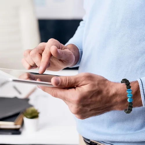 Vista 5 de RURRBOOB Pulsera de cuentas para hombres y mujeres piedra de lava de piedra para la ansiedad aceite esencial volcánico ajustable Piedra
