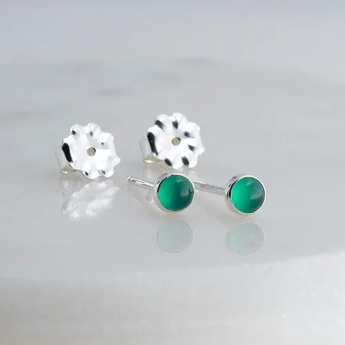 Vista 101 de Aretes pequeños de plata de ley para cartílago, tragus, hélix, múltiples piercings hipoalergénicos, piedra natal para mujer, juego de bisel