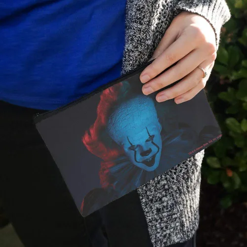 Vista 3 de GRAPHICS & MORE IT: Capítulo 2 Bolsa organizadora de cosméticos de maquillaje Pennywise azul