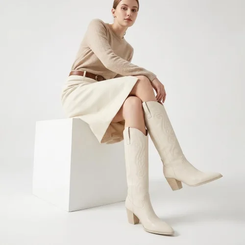 Vista 6 de WIRALOMI Botas de vaquero para mujer, hasta la rodilla, botas de vaquera con tacón grueso bordado, botas altas occidentales Beige