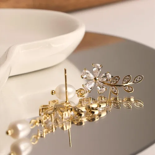 Vista 7 de Sonateomber Aretes pequeños de circonita cúbica, delicados aretes curvados para cartílago para mujer, joyería colgante de cristal con diamantes