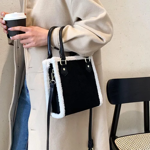Vista 2 de Mudono Bolsos de mano para mujer, bolso pequeño de gamuza, bolso cuadrado cruzado al hombro con ribete de piel de oveja sintética y correa