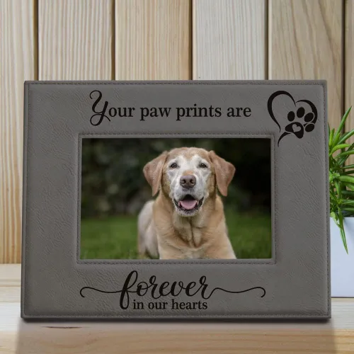 Vista 2 de KATE POSH - Your Paw Prints are Forever in our Hearts. Marco de fotos de cuero grabado. Regalo conmemorativo para mascotas, pérdida de perro y gato