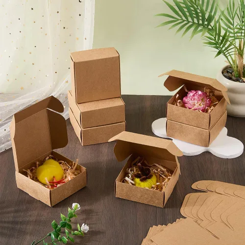 Vista 2 de PandaHall - 50 cajas de regalo de papel de estraza cuadradas, cajas pequeñas fáciles de montar para regalos y regalos de boda y fiestas, 3.3 x 3.3 x