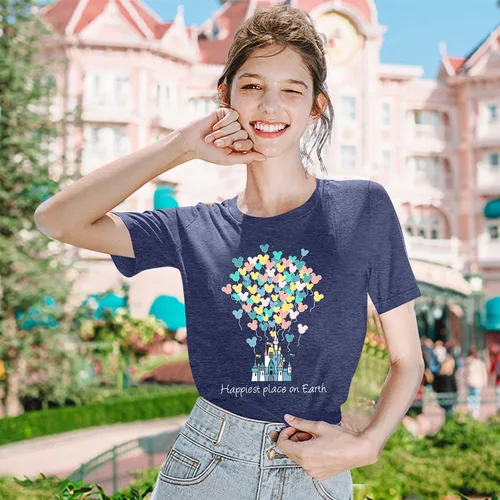 Vista 2 de Camisas mágicas para mujer, camisa Magic Kingdom, camiseta de manga corta con el lugar más feliz de la tierra, camiseta de vacaciones familiares