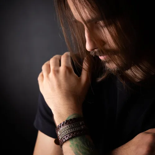 Vista 8 de Baldur Jewelry Pulsera de cuero genuino con placas de metal de runa vikinga Futhark para hombres y mujeres, envoltura ajustable, pulsera trenzada
