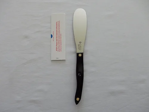 Vista 3 de CUTCO Modelo 1768 Esparcidor de espátula. Hoja de borde dentado Doble-D® de 4.9 pulgadas..................5.1" Mango de termorresina altamente