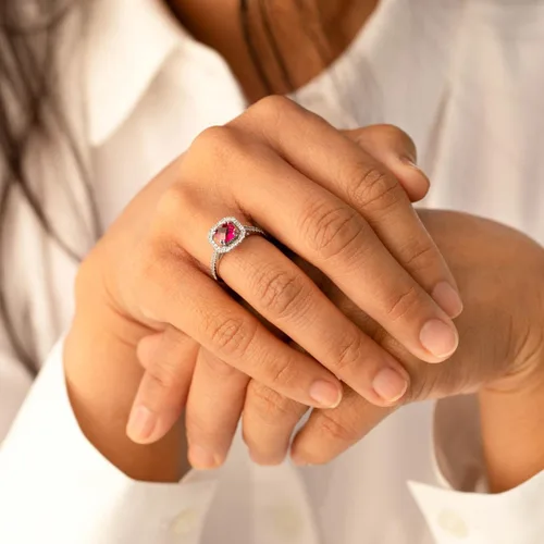Vista 2 de Peora Anillo de rubí creado para mujer, oro blanco de 14 quilates con topacio blanco auténtico, corte de cojín de 1 quilate de 0.23 pulgadas, diseño