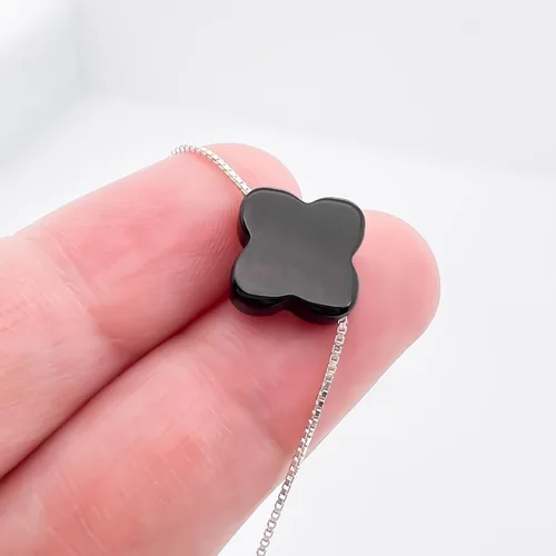 Vista 4 de Collar de trébol de ónix negro para mujer, cuentas de trébol de ónix negro en cadena de plata de ley, collar de gargantilla de buena suerte
