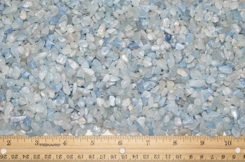 Vista 3 de Fantasia Materiales: 1 libra de piedras de tamaño de chip de aguamarina pulida con tarjeta de identificación