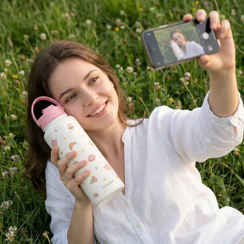 Vista 7 de Regalo de repostería para mujeres, botella de agua de acero inoxidable de 32 oz con tapa y popote, botellas aisladas estéticas de dulces, regalos