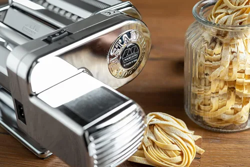 Vista 3 de MARCATO Hecha en Italia Atlasmotor 110V Máquina Eléctrica para Hacer Pasta, Acero Cromado. El Set Incluye Atlas 150, manivela manual, abrazadera