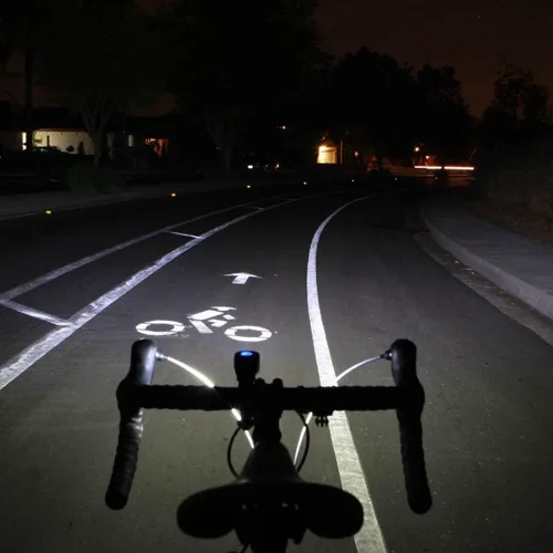 Vista 6 de NiteRider Lumina Micro 650 + Vmax+ 150 Combo de luces para bicicleta LED recargable por USB, conjunto de luces LED para bicicleta delantera