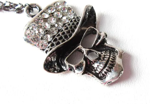 Vista 3 de Collar de calavera con sombrero y diamantes de imitación unisex