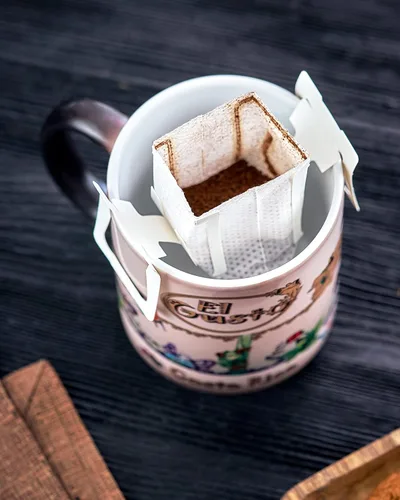 Vista 4 de Bolsas de café de goteo costarricenses molido de tostado medio (paquete de 10) – 100% granos arábica frescos, cultivados a la sombra y de origen