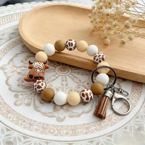 Vista 2 de Llavero pulsera de silicona de vaca, regalos de vaca para mujeres y niñas, llavero brazalete de vaca
