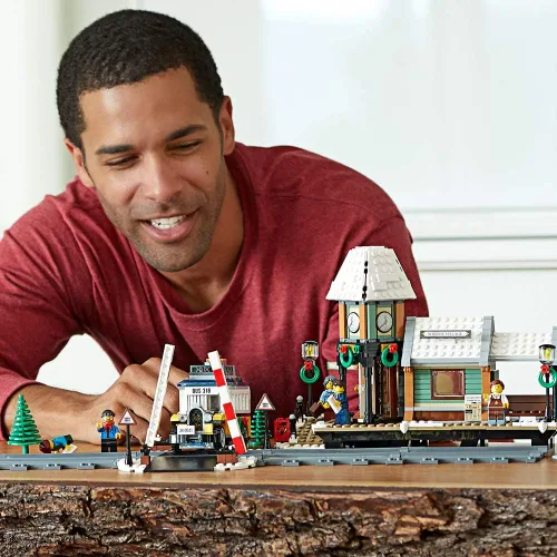 Vista 3 de LEGO Creator Expert Winter Village Station 10259 Kit de construcción