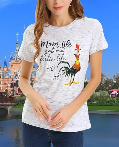 Vista 2 de Mom Life - Camisetas para mujer Mom Life Got Me Feelin Like HEI HEI Camiseta de manga corta con temática de fiesta casual