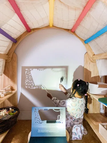 Vista 9 de Aurora Playstand 2026 Edition, cortinas, clips y ganchos incluidos Waldorf Imaginative Playarch Kids Playhouse, interior, tienda de campaña