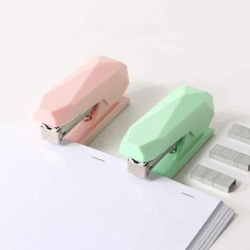Vista 3 de Engrapadora de escritorio con resorte rosa, herramienta de engrapado ejecutivo de escritorio sin atascos con base antideslizante, capacidad de 20