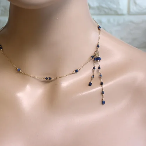 Vista 5 de Collar con borla de cadena chapada en oro de 14 quilates con zafiro azul, collar de cadena delicada. Regalos para mujer